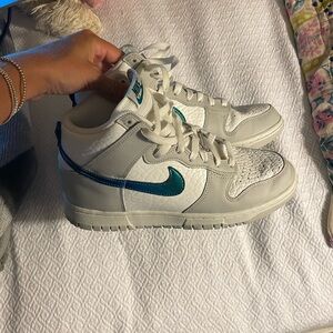 size 8 nike shoes worn a few times but look new
